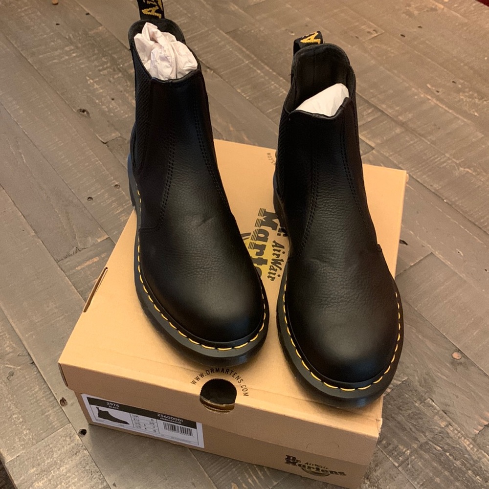 NIB Dr Martens Leather Chelsea Boots US8